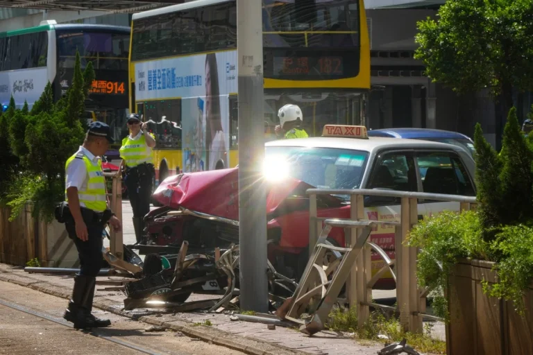 香港77歲的士司機撞上路燈柱 乘客受傷