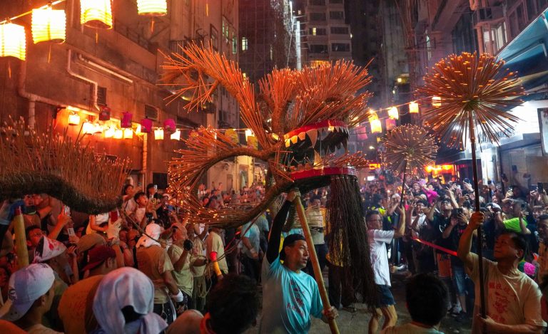 香港中秋節慶典詳情：傳統龍舞與無人機燈光秀交相輝映，點亮夜空