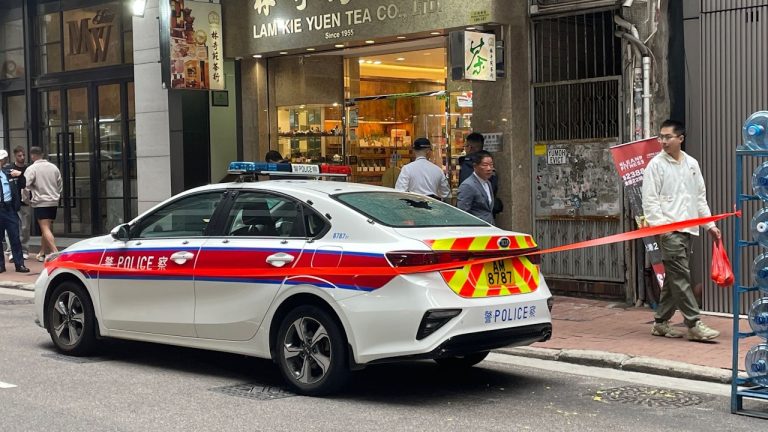 上環條款頂落大石擊爛警車後座鏡　警察懷疑有人向高處丟物調查