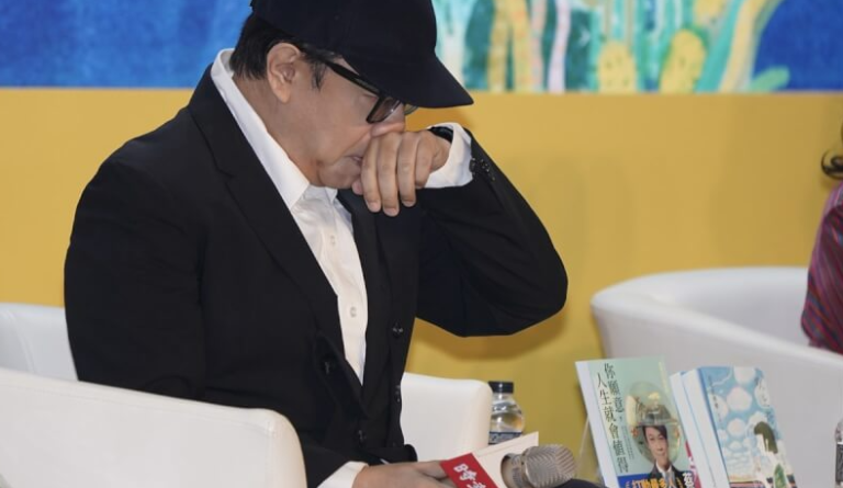 蔡康永書展淚灑現場！與吉本芭娜娜對談，談大S驟逝哽咽難語