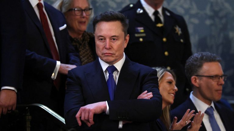 特朗普演說：Elon Musk罕見穿西裝亮相！警告原因曝光