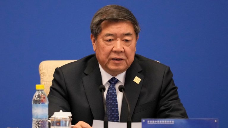 何立峰會見美前財長保爾森，探討中美經貿及全球經濟