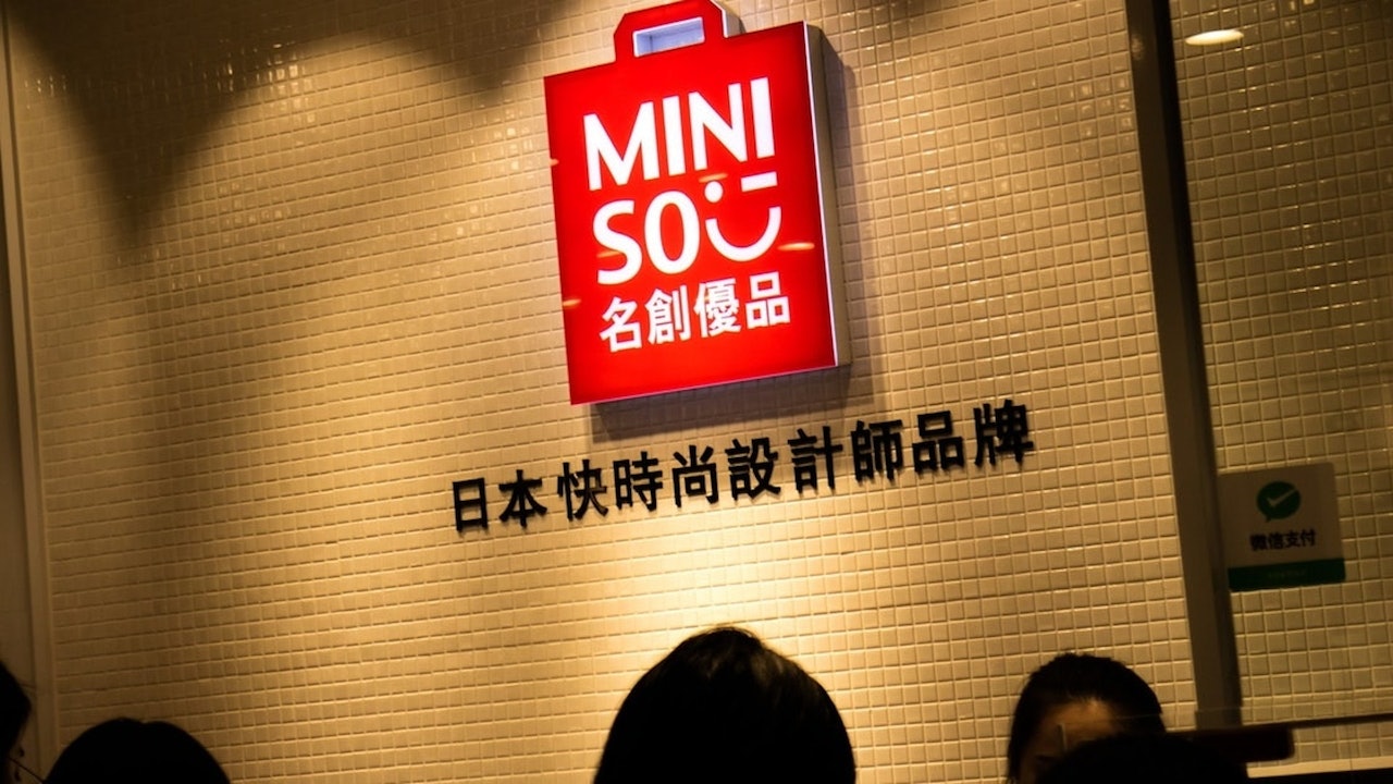 MINISO名創優品跌逾8% 公司回應:永輝超市今年核心目標為減少虧損