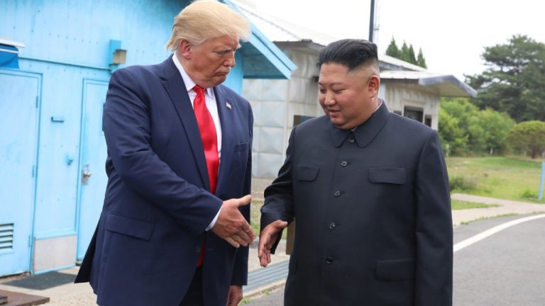 特朗普：與金正恩保持聯繫，形容關係良好，讚揚其聰明