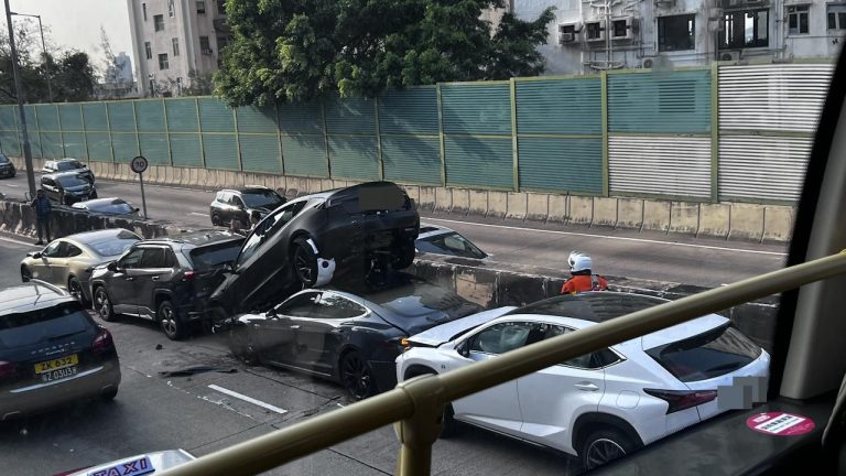 龍翔道連環車禍：Tesla撞起炒飯，車龍延至觀塘