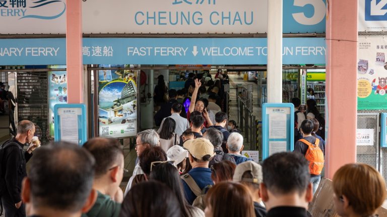 清明假期，長洲渡輪人潮洶湧，需等待20分鐘；內地生跟小紅書攻略遊島