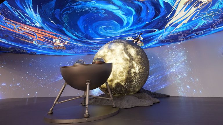 大阪世博：中國館首度展出月球正背土壤