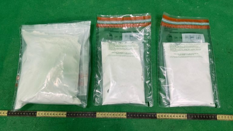 南非27歲女機場員工，行李藏$220萬可卡因，抵港被海關逮捕