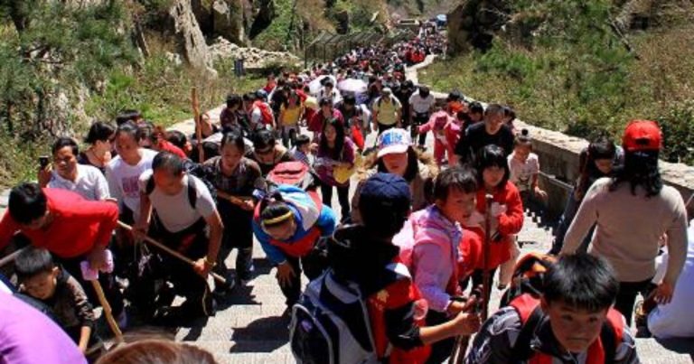 五一長假人潮湧 14億人次擠爆景點