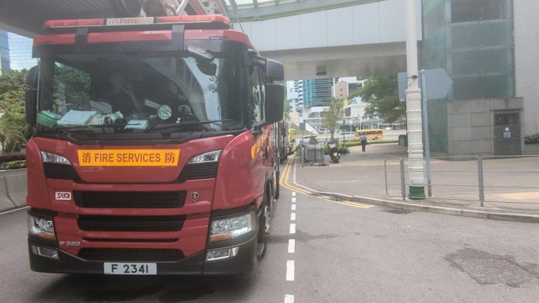 添美道政府總部西翼電線冒煙爆炸聲 驚險疏散30人無傷