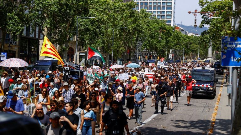 南歐多城市民眾遊行抗議遊客擁擠問題