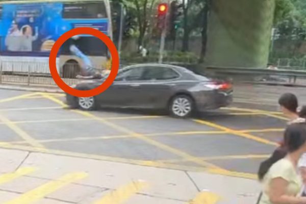 「銅鑼灣老翁橫越馬路遭撞飛」