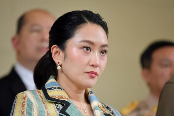 「他信受審與佩通坦遭彈劾:泰國政局動盪」