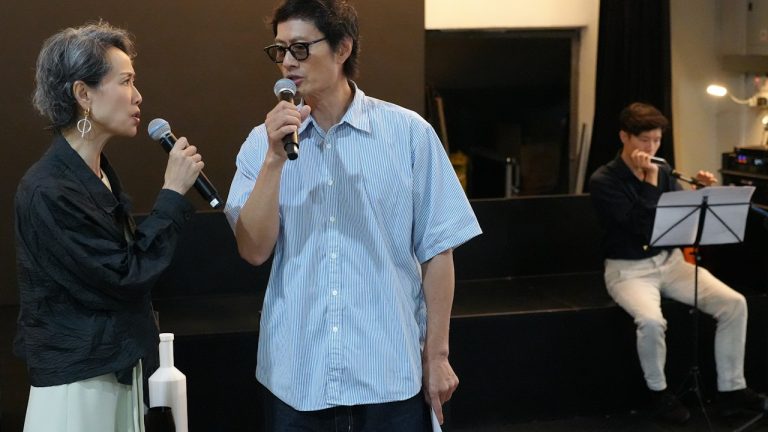 「葉童黃德斌主演黑色廣東話劇載譽歸」